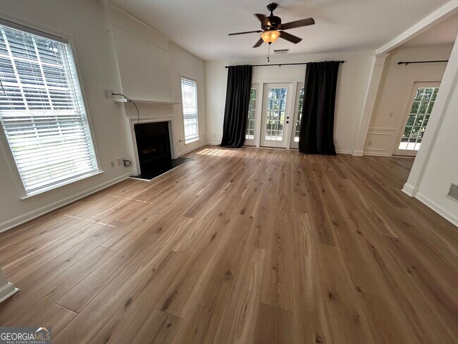 Foto del edificio - 665 Arncliffe Ct