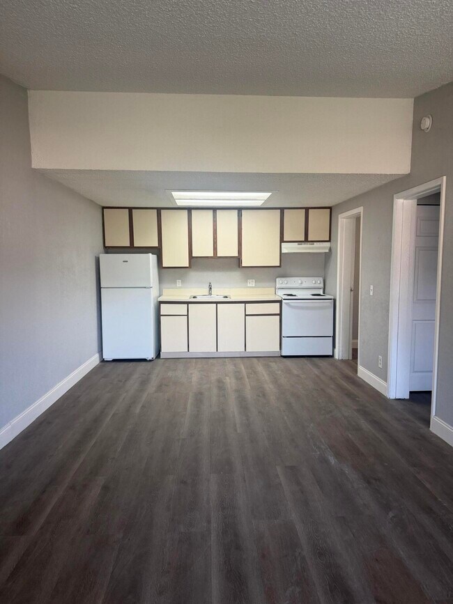 Foto del edificio - 5063 Elmhurst Rd