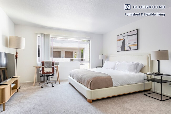 Building Photo - 10985 Bluffside Dr