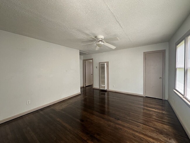 Building Photo - Charming 3-Bed Home in North Tulsa with Sp...