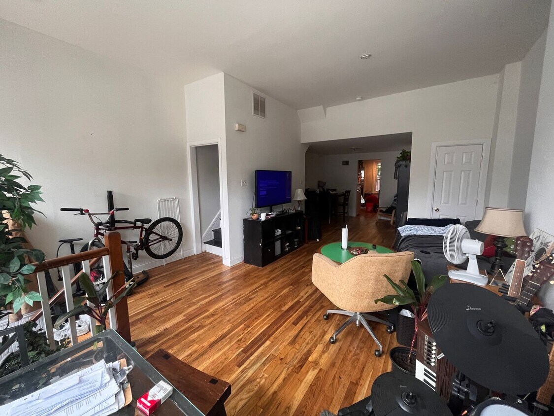 Foto principal - 2945 W Girard Ave