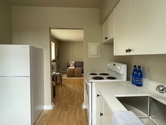 Photo du bâtiment - Spacious Private Bachelor Close to Locke St!