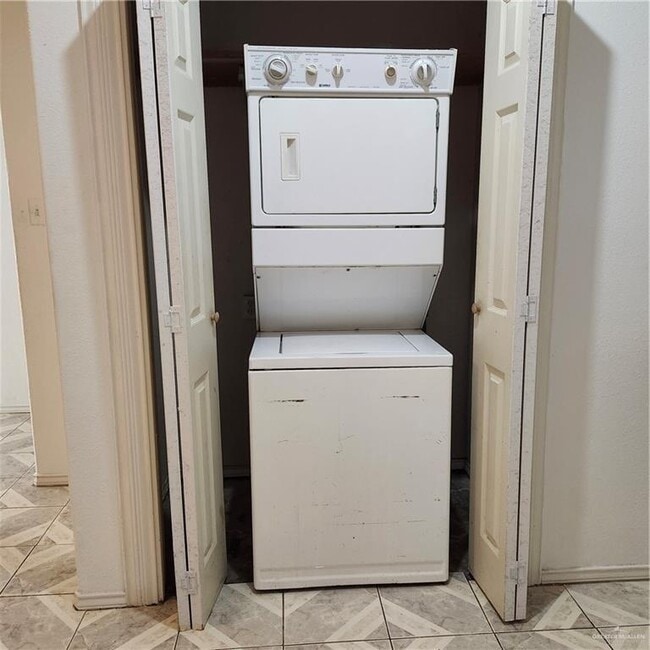 Building Photo - 9 Kimberly Ln