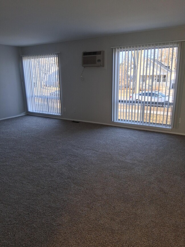 Building Photo - Fern 28