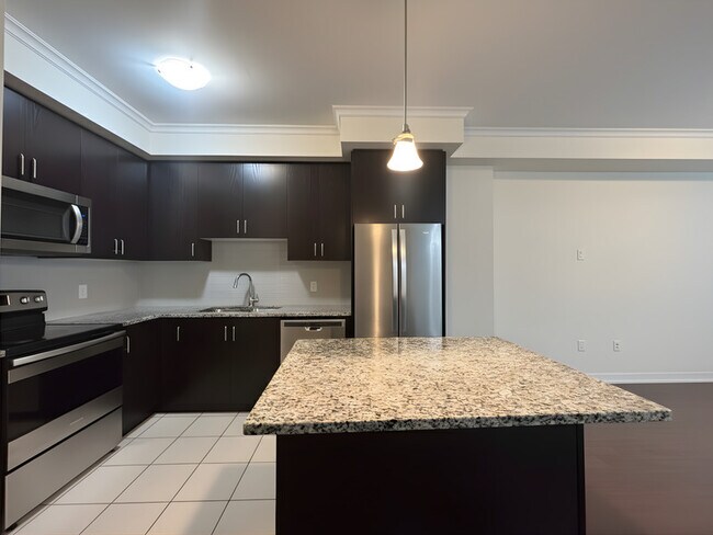 Photo du bâtiment - 590 N Service Rd