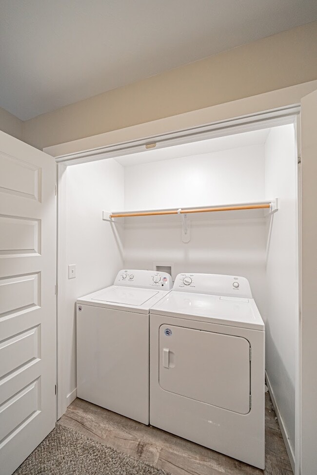 Building Photo - 560 Trails End