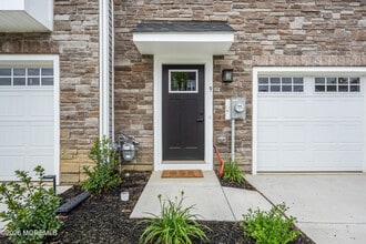 Building Photo - 9 Foxwood Dr