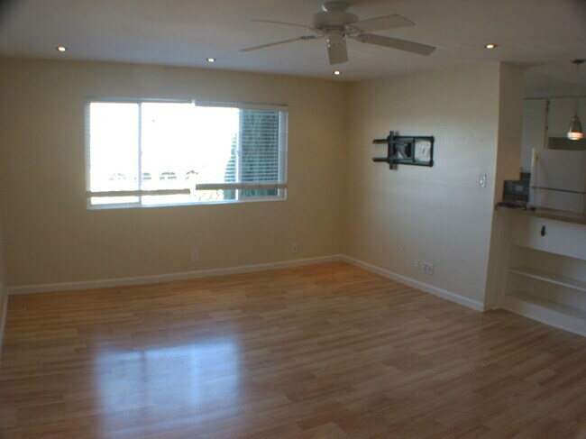 Foto del edificio - 400 N Acacia Ave