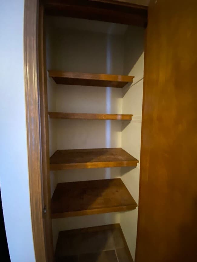 Building Photo - 2 bedroom 1.5 bath Townhome in a great location!