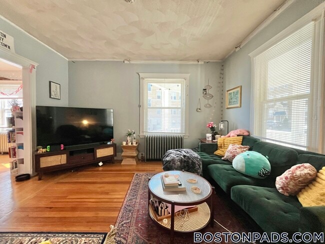 Building Photo - 208 Kelton St