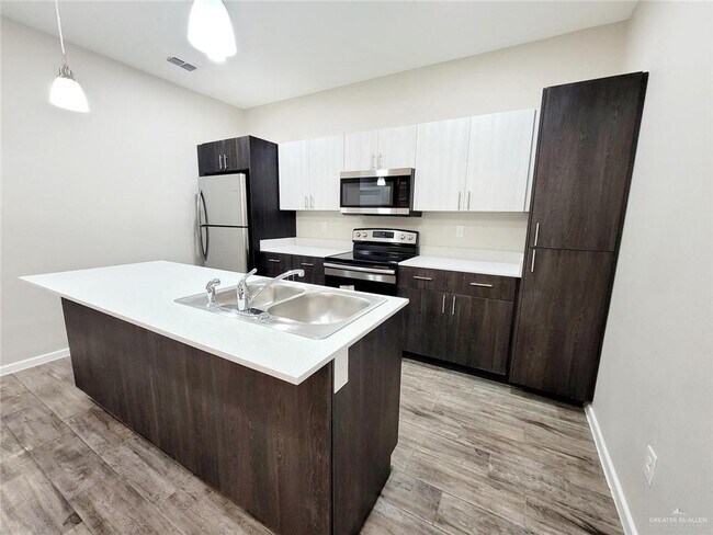 Building Photo - 1304 Vani Dr