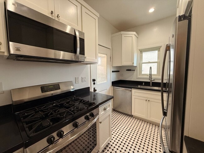 Building Photo - 2BR Home in Prime Bankers Hill Location!