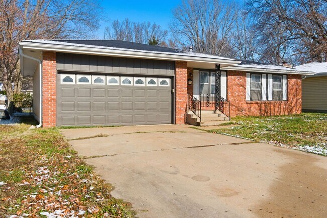 Building Photo - 3 Bedroom | 2 Bathroom | 2 Car Garage | Springfield MO | Fenced Back Yard!