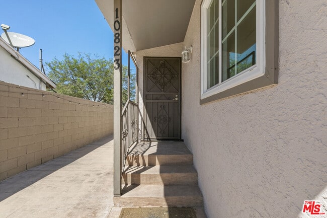 Building Photo - 10823 Cantara St