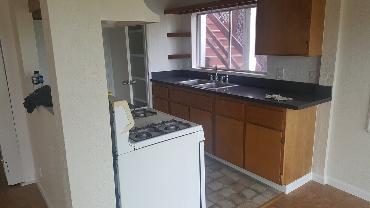 Kitchen with pantry - 474 Crane Blvd
