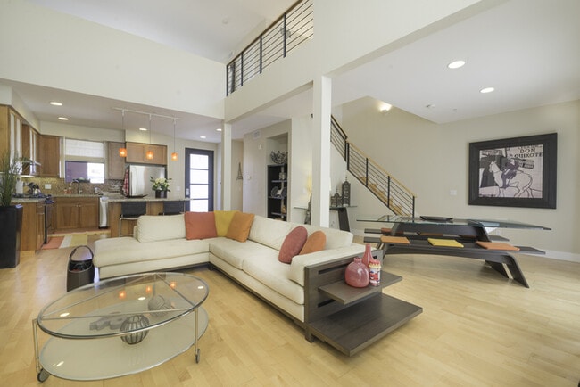 Building Photo - 1 bedroom 1.5 Bath Condo Loft with an office!