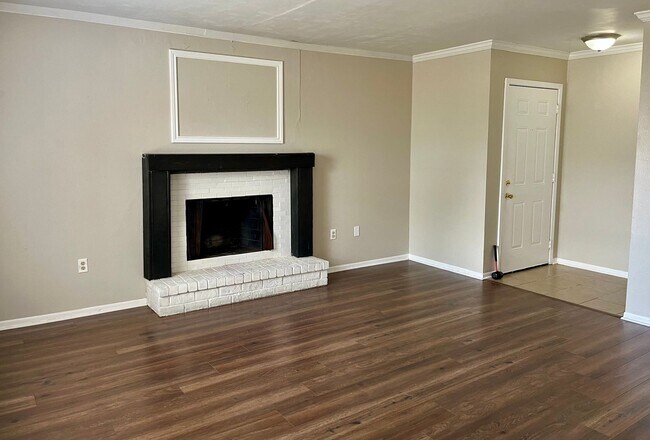 Building Photo - 5120 Everett Ln