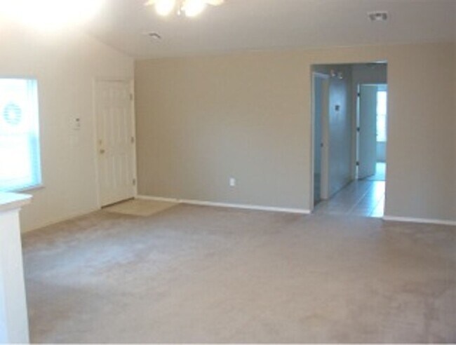 Building Photo - Large 3 bedroom 2 bath duplex with private...