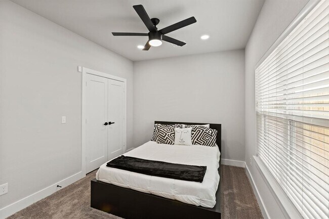 Foto del edificio - 3738 Nathaniel Brown St