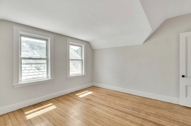 Building Photo - 17 Belmont St