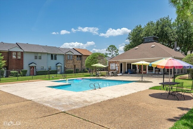 Building Photo - 2 Bedroom 2.5 Bath 2 Car Carport - town house