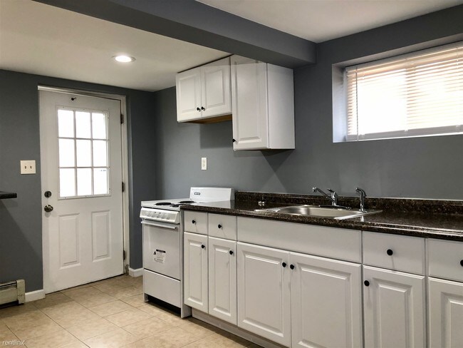 Building Photo - 1 br, 1 bath Apartment - 5203 Leeds Ave # B