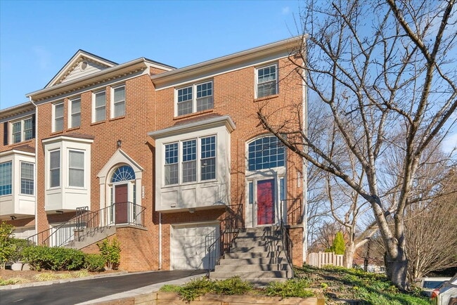 Foto del edificio - Beautiful End-Unit Townhome with Spacious Interior and Outdoor Living