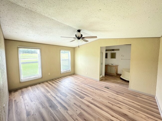 Building Photo - 534 SE 650th Rd