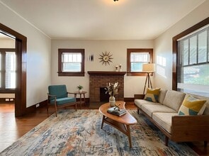 Building Photo - 525 53rd St Ens