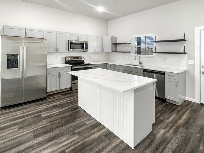 Building Photo - 3213 Chenault St