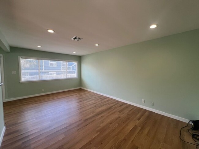 Building Photo - North Redondo Beach 2 bed 2 bath house