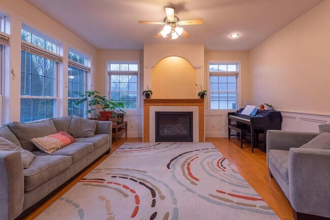 Foto del edificio - Bright, Spacious Home with Tons of Charm a...