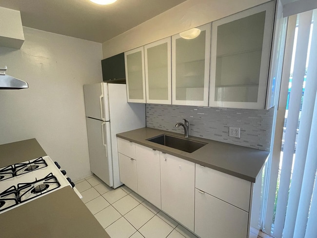 Building Photo - 2122 Ocean Park Blvd