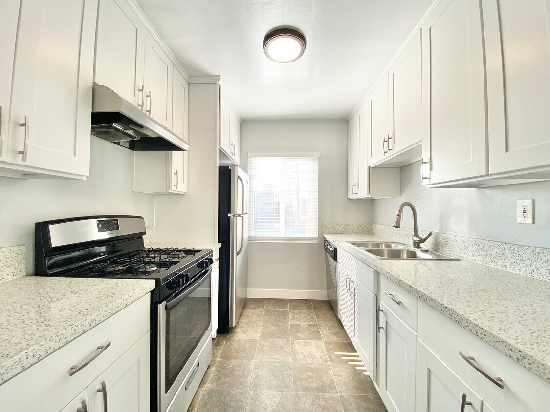 Primary Photo - 7737 Romaine St