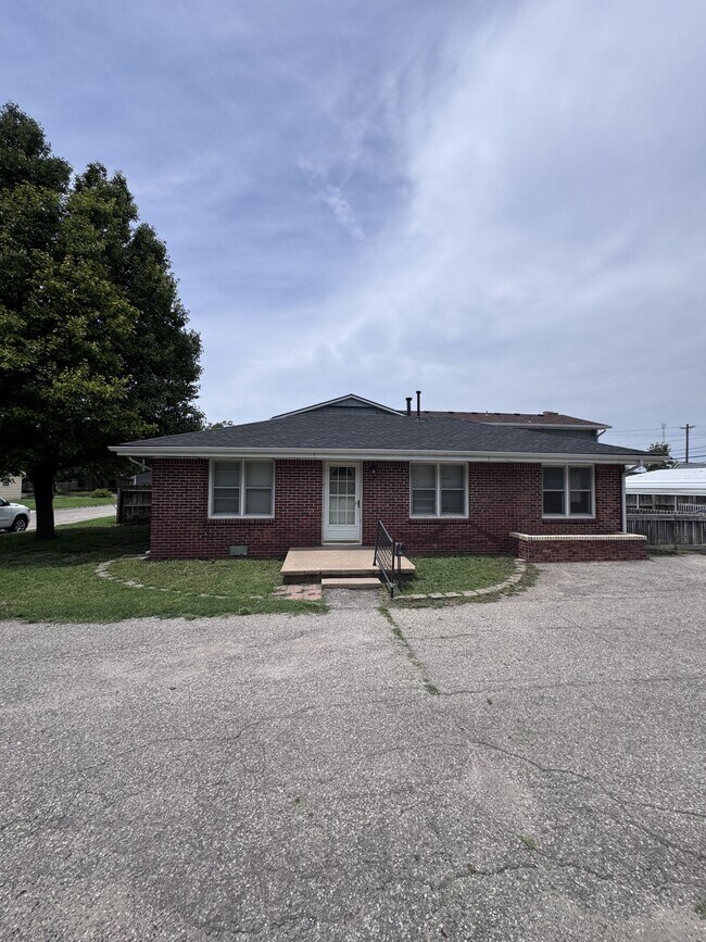 Building Photo - 3150 W Mentor Ave