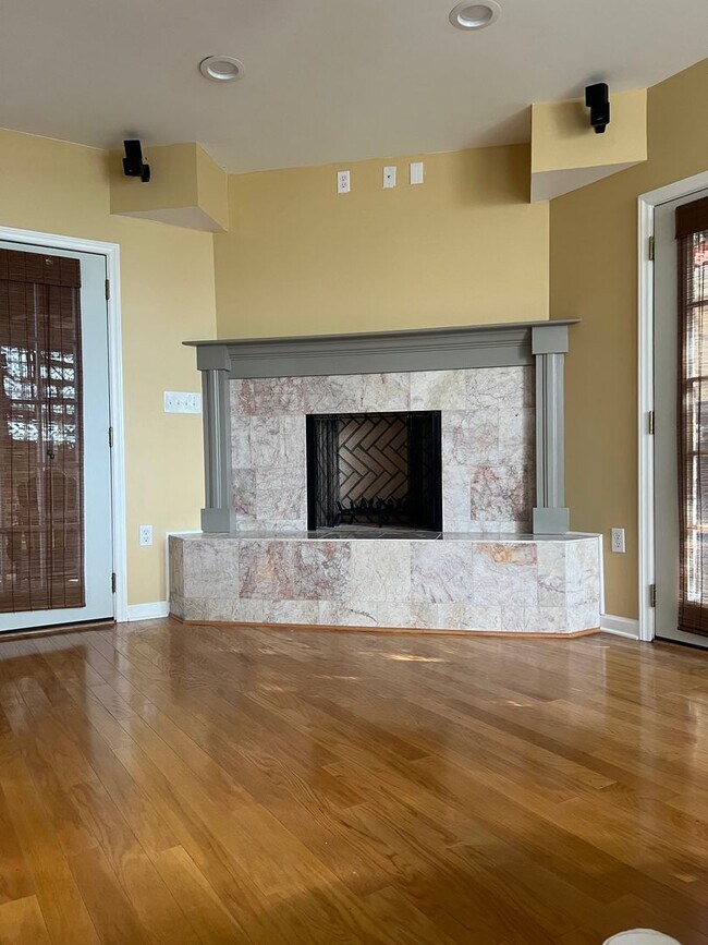 Foto del edificio - Unique find! Beautiful 1 bedroom/1.5 bath - Walking distance to the beach!