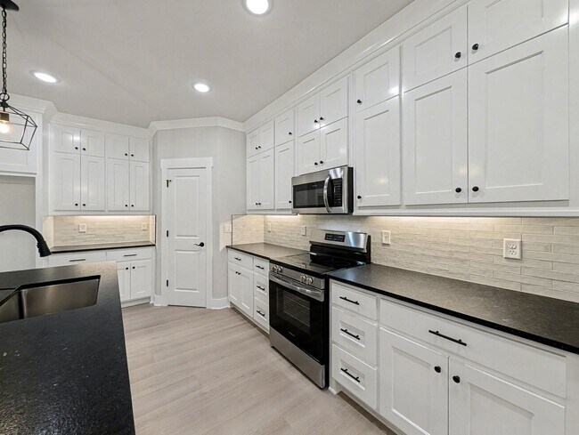 Foto del edificio - Fabulous New Construction Rental in Bella Vista Featuring a Rare 3-Car Garage