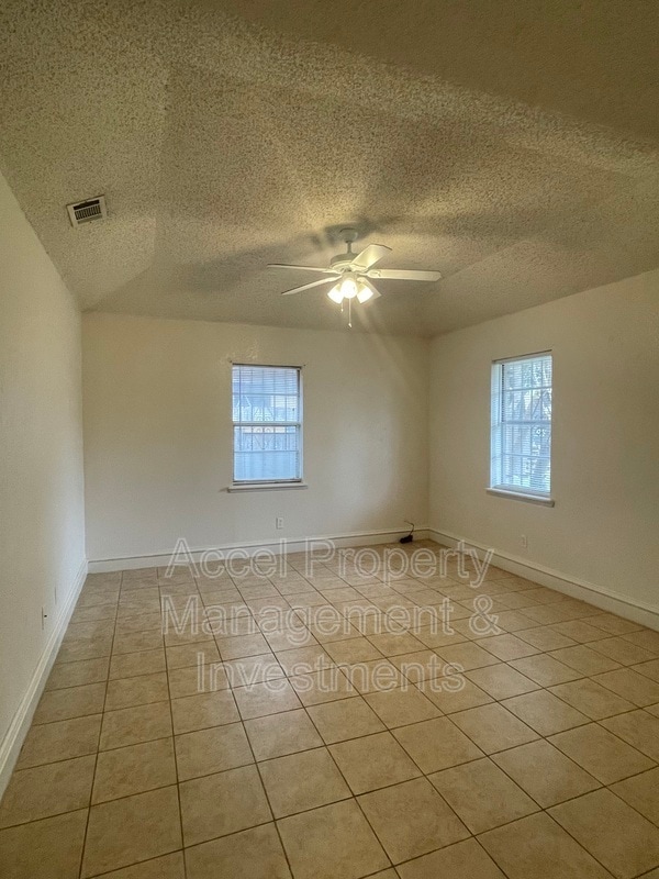 Building Photo - 806 W 26th St