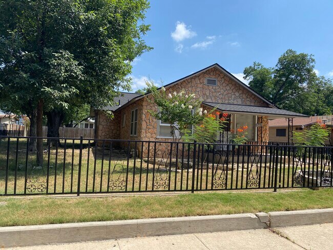 Building Photo - 747 W Glenn Ave
