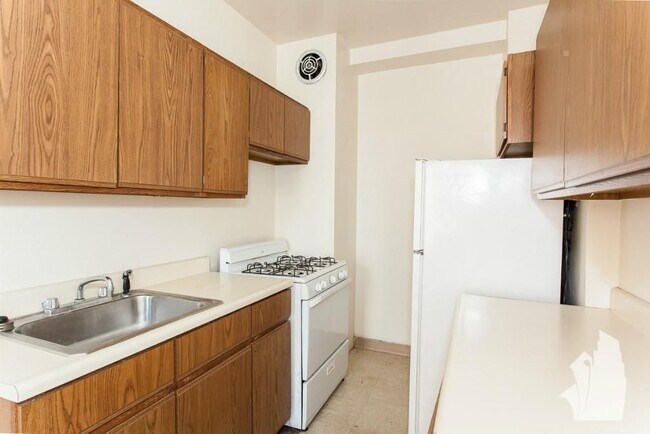 Foto del edificio - 540 W Briar Pl