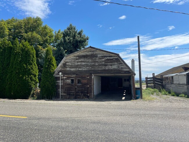 Building Photo - Country Farm House for Lease