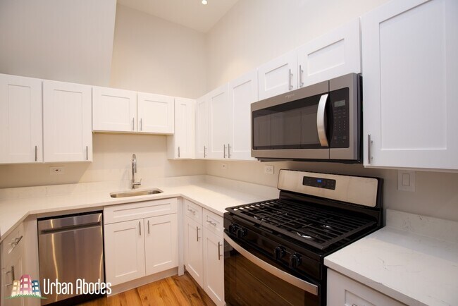 Building Photo - 2030 N Oakley Ave