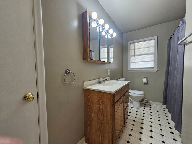 Foto del edificio - Great NE 3 Bedroom 2 Bath with Garage, close to shopping and I380 access