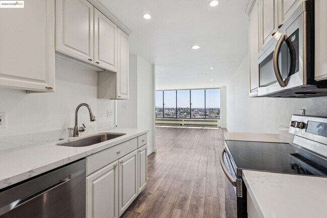Foto del edificio - 565 Bellevue Ave