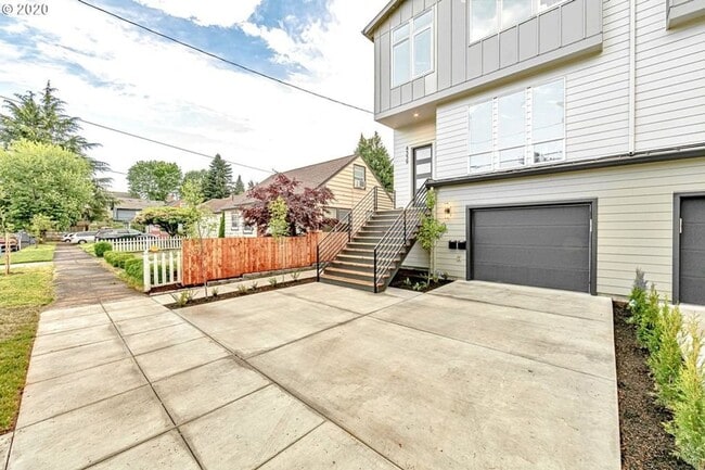 Building Photo - 4563-4563 N Borthwick Ave
