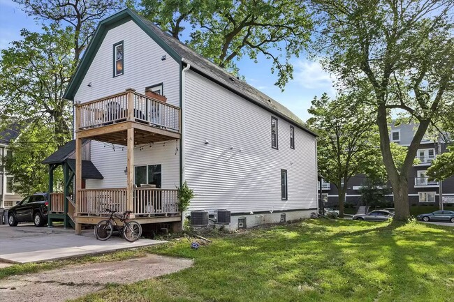 Foto del edificio - 2102 N Cambridge Ave