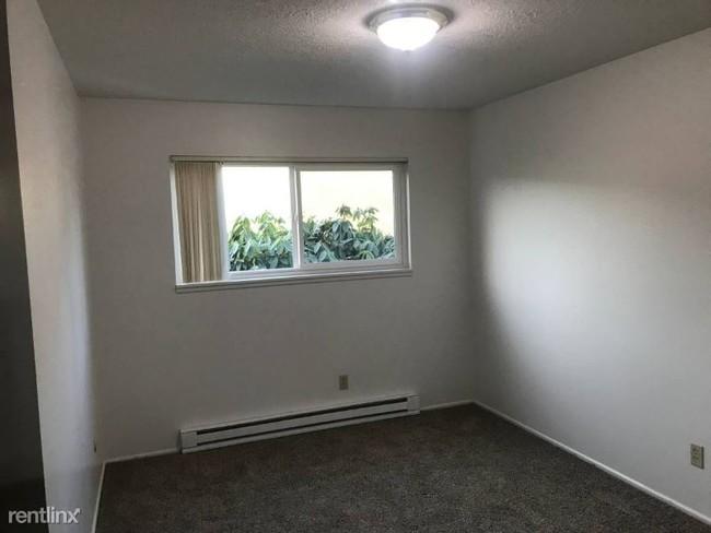Building Photo - 3 br, 1 bath Apartment - 9008 NE Hassalo St.