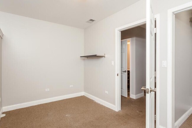 Building Photo - 3 bedroom in Chicago IL 60642