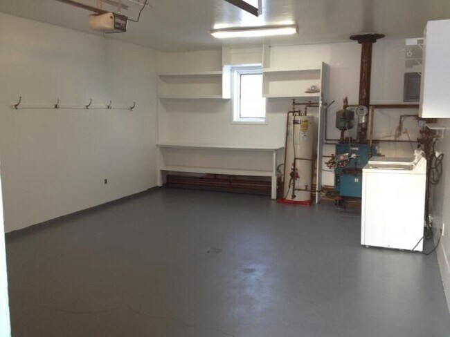 Building Photo - 1 br, 1 bath Duplex - 231 Minnie St Apt B