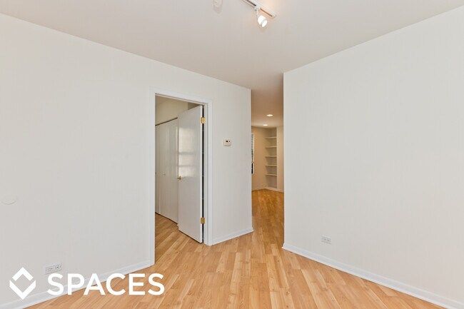 Building Photo - 2518 N Southport Ave